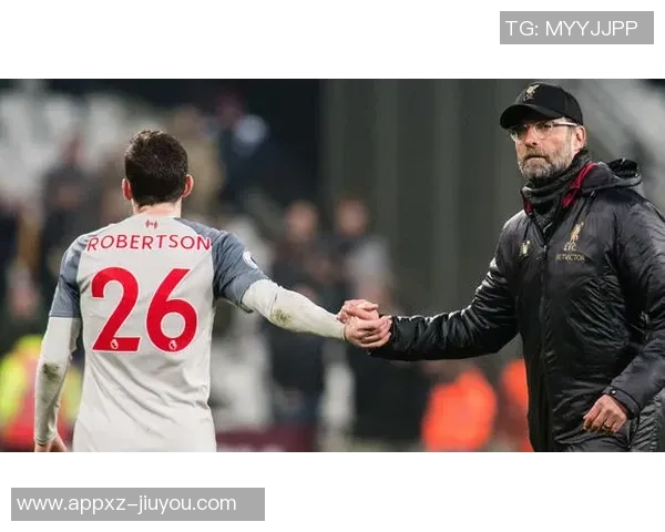 法比奥献花感谢训练基地洗衣工作人员的无私奉献与细心照顾